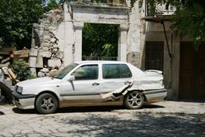 Jeżdżący wrak - częsty widok na greckich drogach