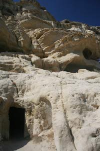 Jaskinie w Matala